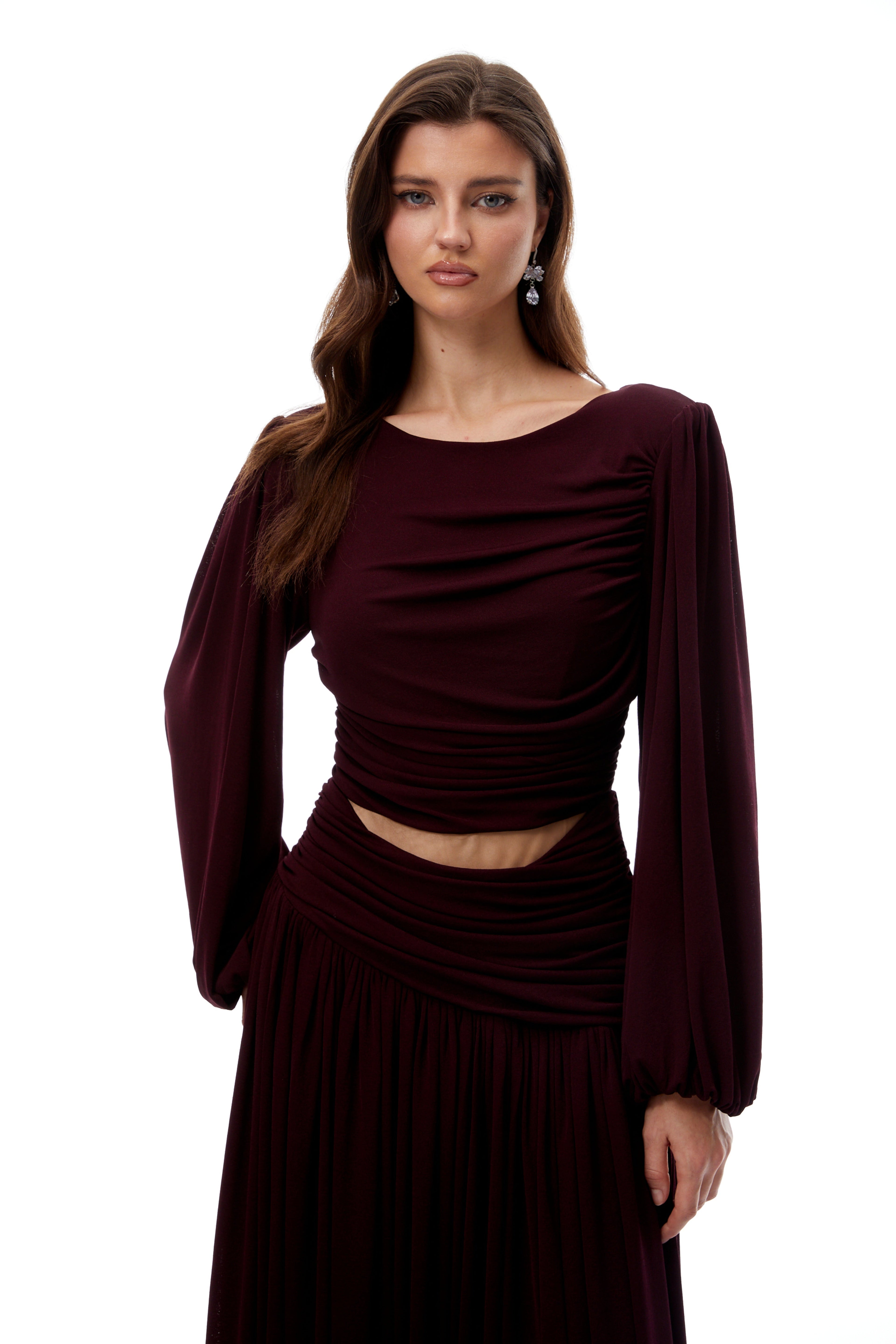 Vestido midi burgundy Fiorella con recortes y detalles fruncidos, diseñado por Final Sale, lucido en la imagen.