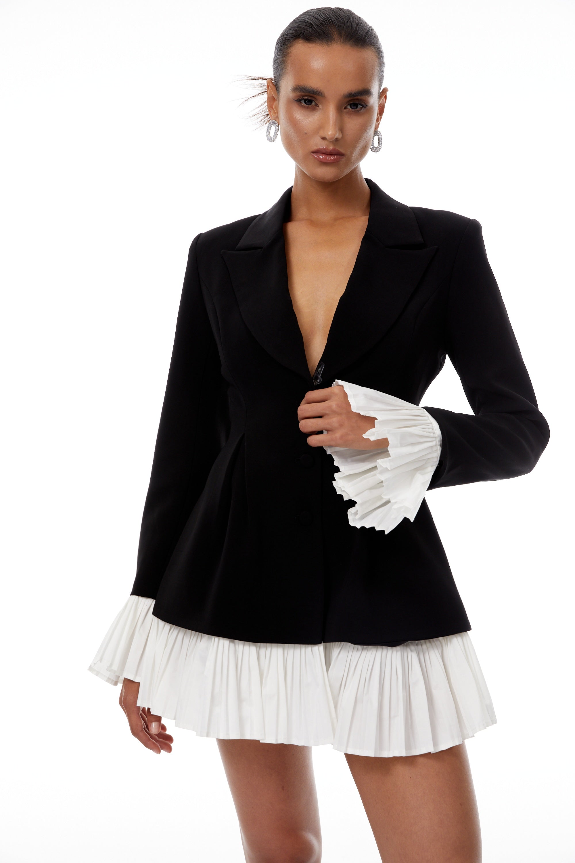 Vestido mini blazer color block de Final Sale, en tonos vibrantes con diseño ajustado y cuello abierto.