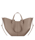 Bolso de mano Polène Cyme en color gris topo con textura de piel granulada, vista frontal.