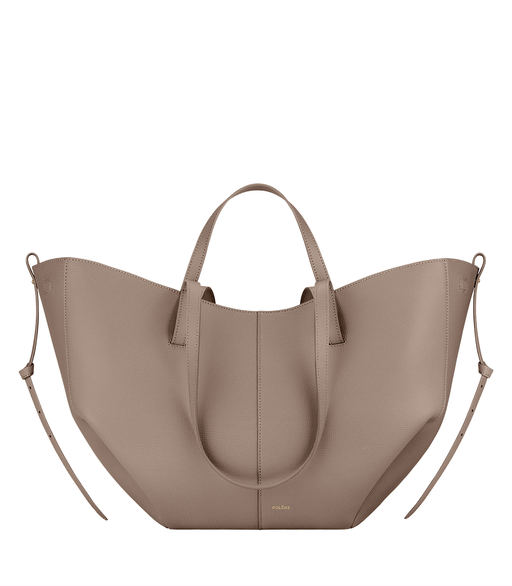 Bolso de mano Polène Cyme en color gris topo con textura de piel granulada, vista frontal.