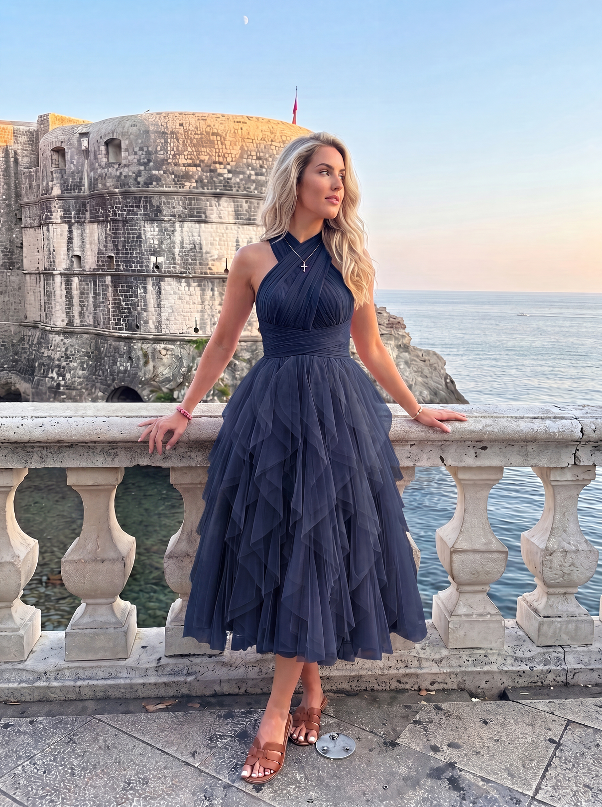 Vestido midi de tul azul tinta con volantes en cascada de la marca Elara Voss, mostrando detalles del diseño y tejido.